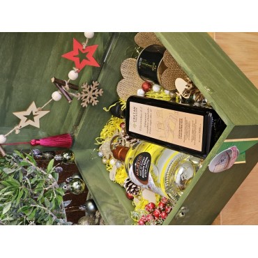 Cretan Treasure Xmas Gift – Wooden chest featuring premium olive oil and single-variety Tsikoudia from Moschato Spinas.
